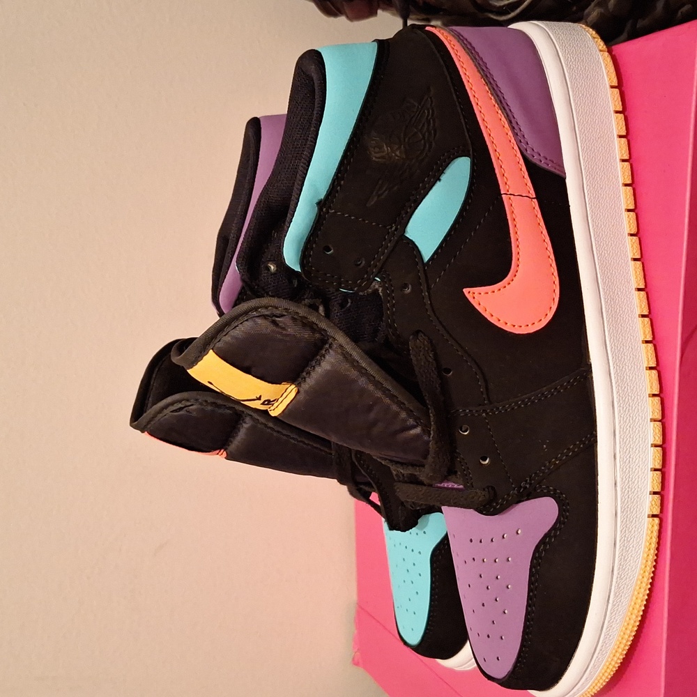 Sneakers - Picture 2 of 4